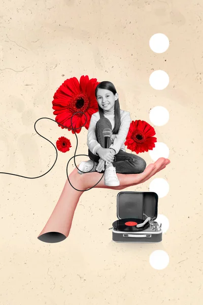 Ilustrasi Gambar Gambar Vertikal Kreatif Kolase Gadis Muda Memegang Mikrofon — Stok Foto