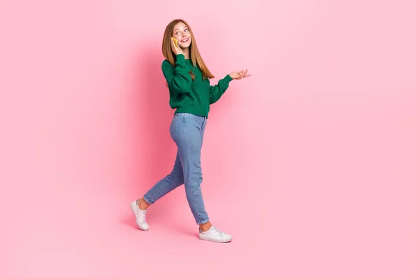 Foto Longitud Completa Bastante Brillante Joven Dama Usar Suéter Verde —  Fotos de Stock