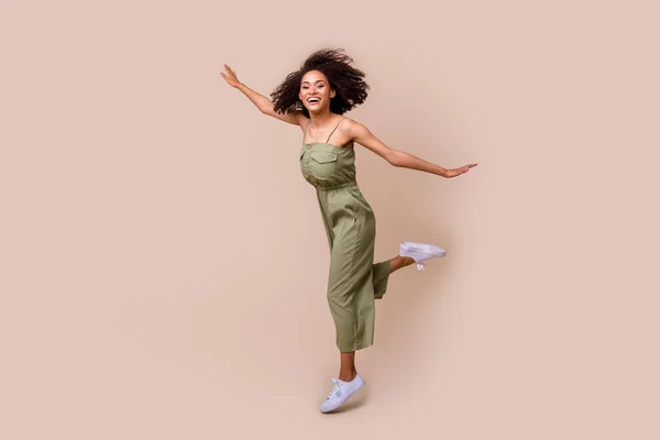 Full Body Foto Van Mooie Jonge Vrouw Golvend Haar Sprong — Stockfoto