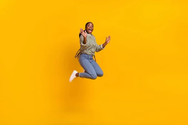 精力充沛 活泼活泼的女孩的全长肖像 在黄色背景下被隔离的跳跃尖叫很有趣 — 图库照片