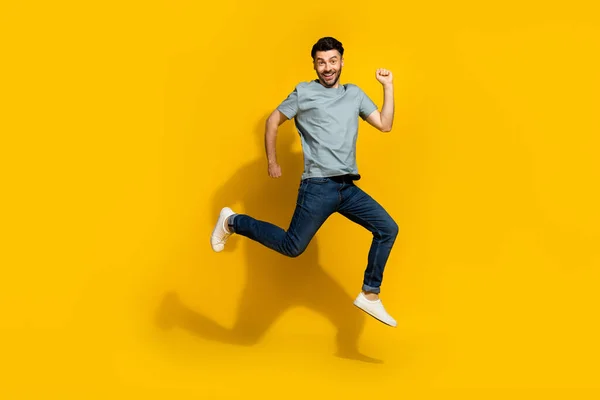 Foto Voller Größe Von Energischen Überglücklichen Person Springen Eilig Auf — Stockfoto
