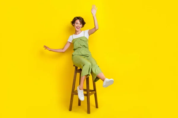 Pełna Długość Zdjęcie Śmieszne Bob Fryzura Dziewczyna Millenium Siedzi Krzesło — Zdjęcie stockowe