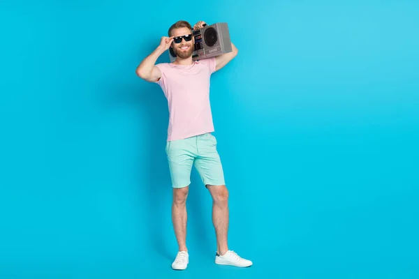 フルサイズ写真のハンサムな若い男のテープレコーダークールBacheroreetteパーティー着用トレンディーなピンクの服に隔離されたシアン色の背景 — ストック写真