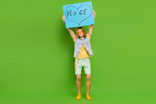 Çekici Neşeli Barış Bayrağı Taşıyan Parlak Yeşil Arka Planda Izole — Stok fotoğraf