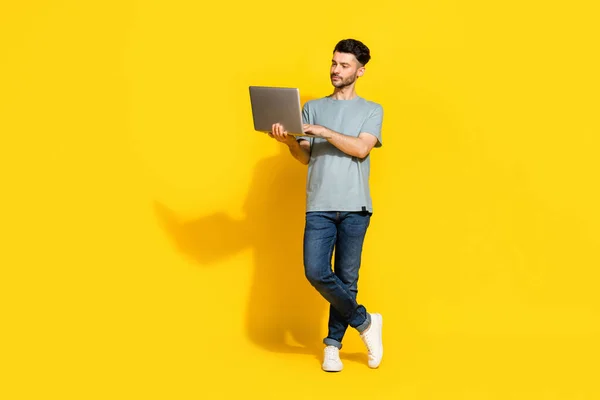 사업가가 성공적으로 컴퓨터 타이핑 정보를 노란색 배경으로 분리시키는 모습의 몸길이 — 스톡 사진