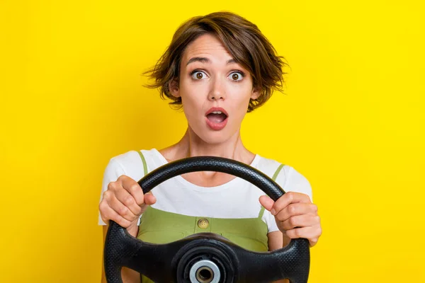 Foto Retrato Hermosa Mujer Joven Conduciendo Auto Miedo Confuso Ropa —  Fotos de Stock