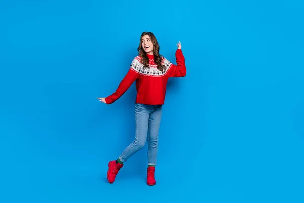 스러운 양성인 여성의 사진에는 화려하고 못생긴 스웨터를 배경에 고립된 공간에 — 스톡 사진