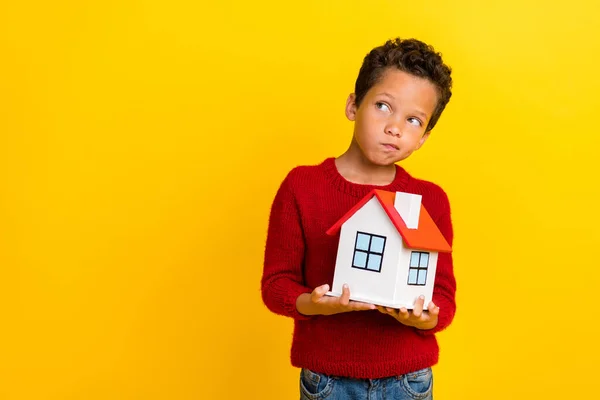 Fotoporträt Von Niedlichen Kleinen Jungen Halten Kleines Haus Aussehen Skeptisch — Stockfoto