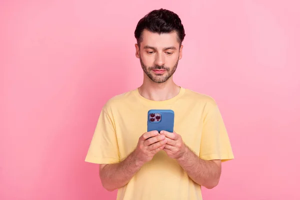 ウイルスの魅力的な男の写真は ピンクの色の背景に隔離された友人を入力する現代的なデバイスガジェットを使用します — ストック写真