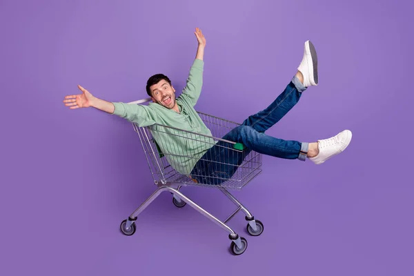 Полный Портрет Радостно Положительный Человек Сидеть Рыночная Тележка Изолированы Фиолетовом — стоковое фото