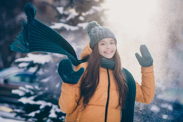 Fotografie Bláznivý Vzrušený Školní Dívka Oblečený Outwear Kabát Hrát Sněhové — Stock fotografie