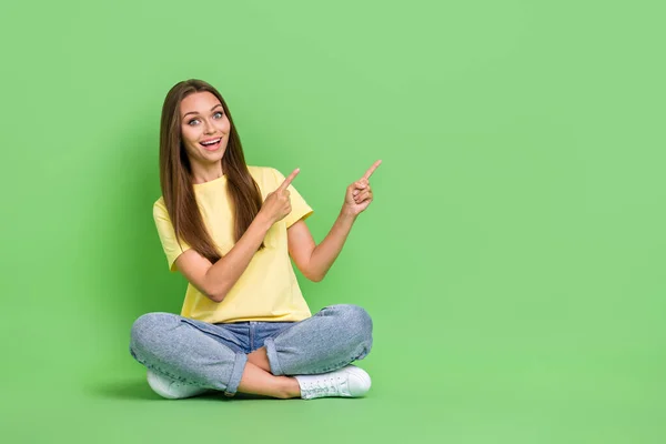 Foto Van Verbaasd Dame Zitten Vloer Twee Arm Directe Lege — Stockfoto