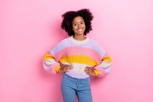 기사보기 귀여운 소녀가 에이전시를 가슴에 분홍색 배경에 고립된 스타일의 스웨터를 — 스톡 사진