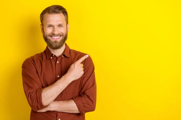 Retrato Homem Radiante Dentes Otimista Com Camisa Borgonha Barba Masculina — Fotografia de Stock