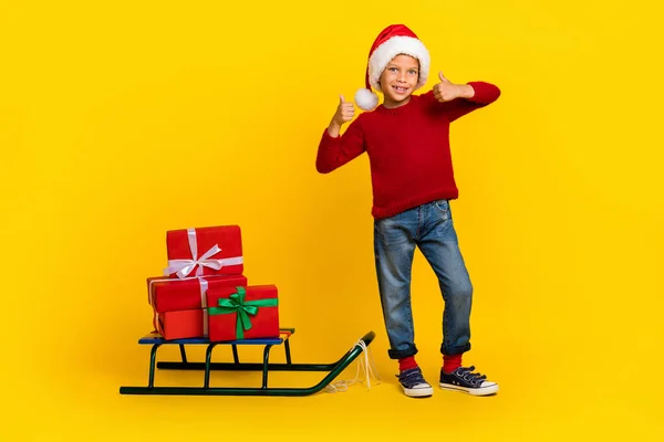 Ganzkörperfoto Von Entzückenden Kleinen Jungen Doppelten Daumen Nach Oben Weihnachtsschlitten — Stockfoto
