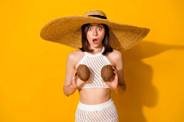 Foto Von Beeindruckt Schockiert Mädchen Gekleidet Gestrickt Strohmütze Hält Kokosnuss — Stockfoto