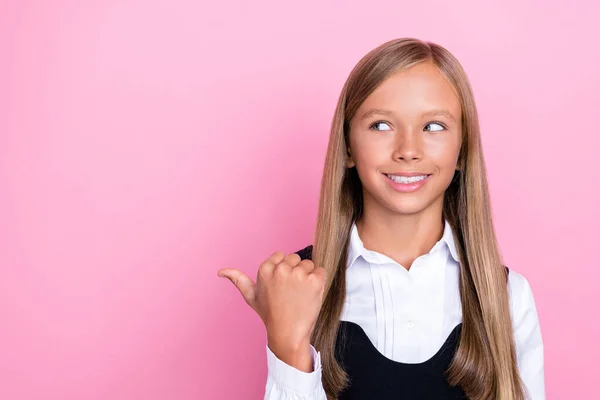 小女孩穿着制服 金发碧眼 指尖感兴趣的广告空隙 用粉色背景隔开 — 图库照片