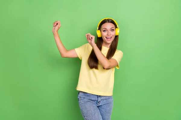Portrét Krásné Nádherné Pozitivní Dívka Rovným Účesem Nosit Žluté Tričko — Stock fotografie