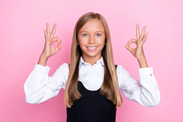 閉じる写真の若い小さなかわいい子供服制服ショーキーサインおもちゃの笑顔正の気分孤立した上の明るいピンク色の背景 — ストック写真