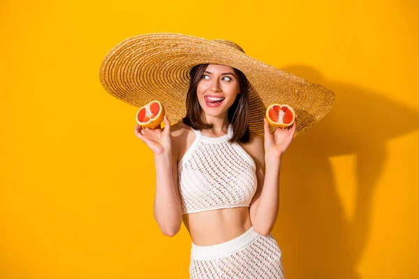 Foto Von Ziemlich Knifflig Dame Tragen Weiße Kopfbedeckung Halten Orangefarbene — Stockfoto
