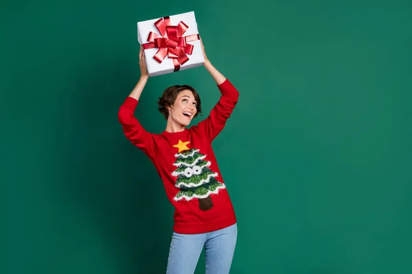 Photo Dreamy Excited Lady Wear Red Sweater Holding Looing Bow — Stock Photo, Image