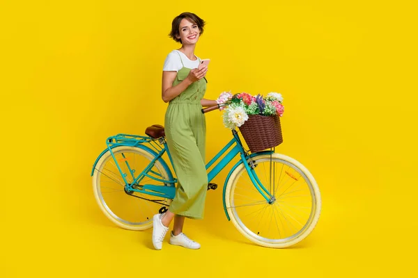 Foto Tamanho Completo Menina Agradável Segurar Dispositivo Bicicleta Andando Flor — Fotografia de Stock