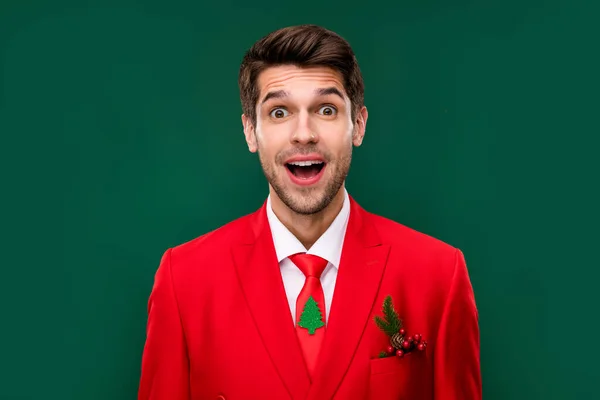 Foto Von Charmant Aufgeregt Weihnachtsmann Kerl Tragen Roten Anzug Lächelnd — Stockfoto