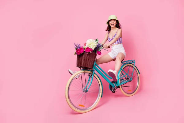 신나고 여자가 보라색 자전거를 즐거운 여행을 — 스톡 사진