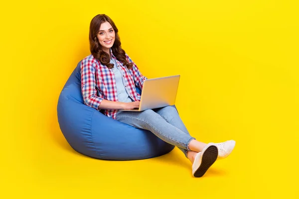 Beanbag 아름다운 프로그래머 여성의 사진을 사용하는 컴퓨터 프리랜서 온라인 노란색 — 스톡 사진