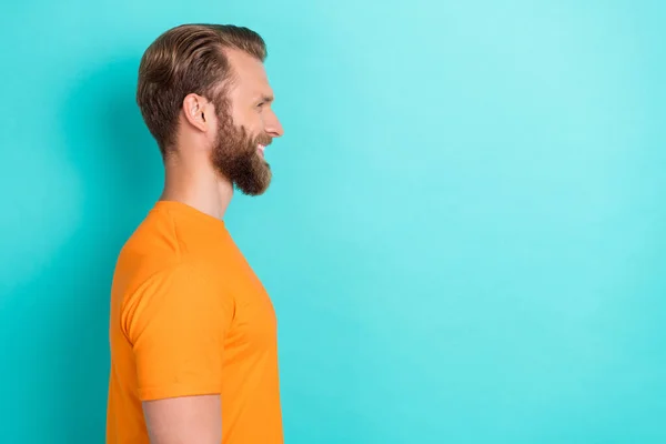 Zijprofiel Foto Van Tevreden Positieve Man Met Blond Kapsel Dragen — Stockfoto