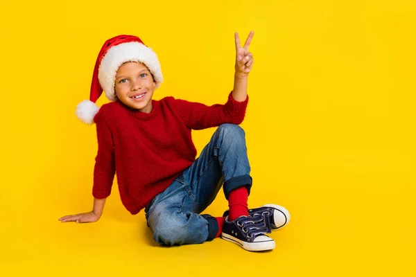 Foto Longitud Completa Adorable Niño Pequeño Signo Disfrutar Fiesta Navidad —  Fotos de Stock