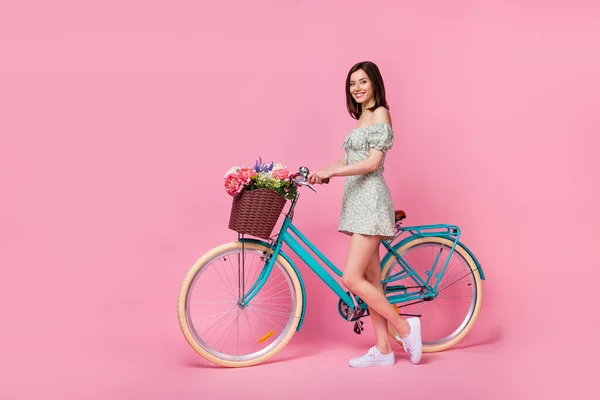 Foto Tamanho Completo Vestido Bonito Senhora Passeio Bicicleta Desgaste Isolado — Fotografia de Stock