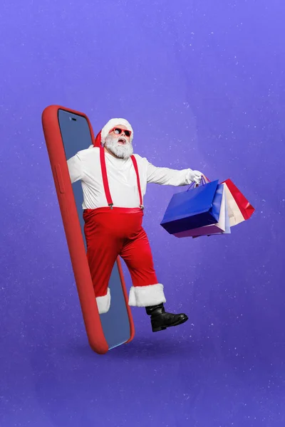 从手机里拿出一张用紫罗兰色背景隔离的购物袋 上面画的是令人心满意足的滑稽的圣诞老人照片 — 图库照片