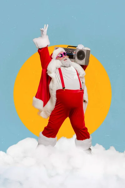 Pionowe Kreatywny Kolaż Zdjęcie Pozytywny Dobry Nastrój Aktywny Santa Boombox — Zdjęcie stockowe