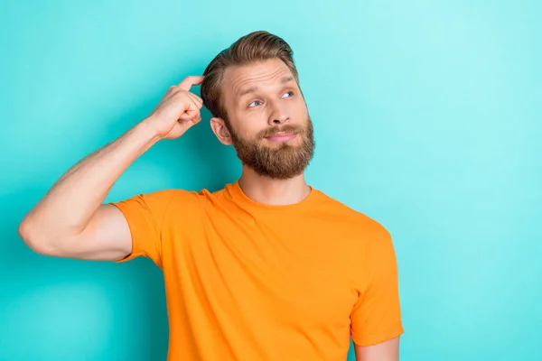 Ritratto Ragazzo Intelligente Positivo Con Acconciatura Bionda Indossare Arancione Shirt — Foto Stock