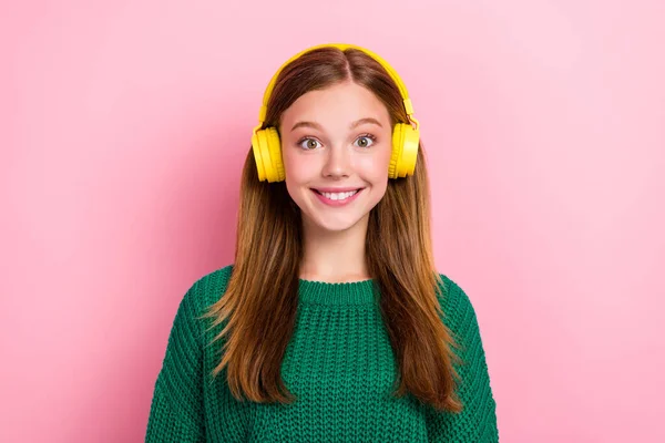 Zdjęcie Portret Ślicznej Dziewczynki Zębaty Uśmiech Słuchać Muzyki Słuchawki Nosić — Zdjęcie stockowe
