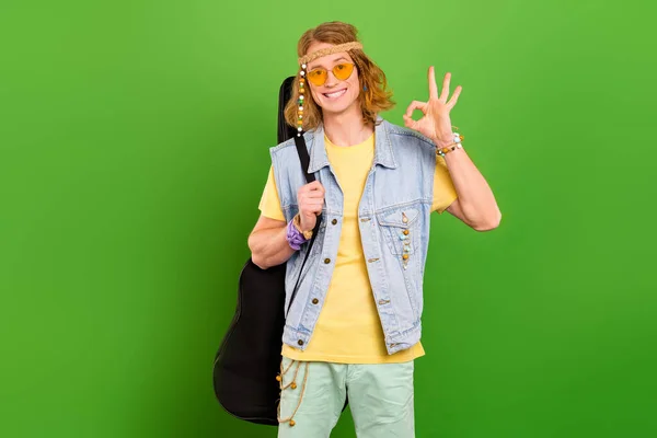 Portrét Pohledného Trendy Veselý Hippie Chlap Nesoucí Kytaru Ukazující Sign — Stock fotografie