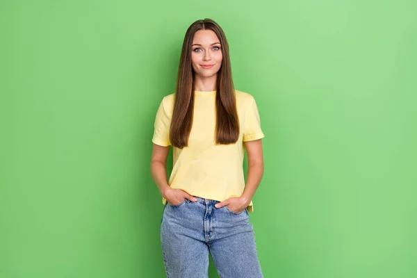 Portré Hangulat Aranyos Lány Egyenes Frizura Öltözött Sárga Póló Állvány — Stock Fotó