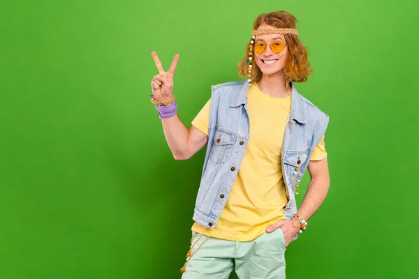 Portrét Atraktivní Veselý Chlap Hippie Ukazující Znamení Dobrá Nálada Izolované — Stock fotografie
