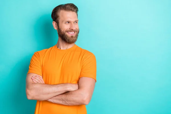 Portrét Optimistický Spokojený Chlap Blond Účes Nosit Oranžové Tričko Ruce — Stock fotografie
