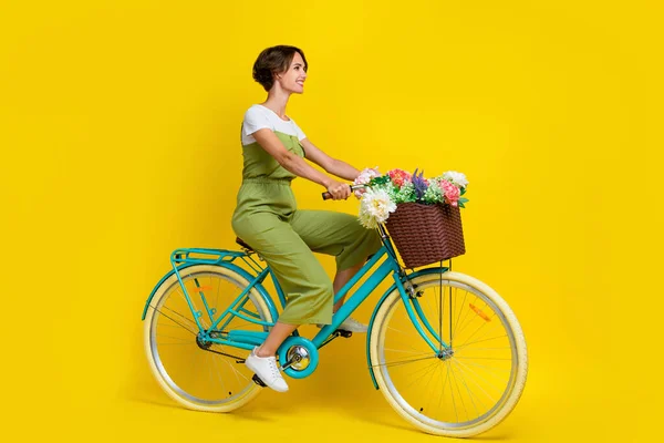 Foto Tamanho Completo Linda Jovem Mulher Dirigindo Florista Bicicleta Entrega — Fotografia de Stock