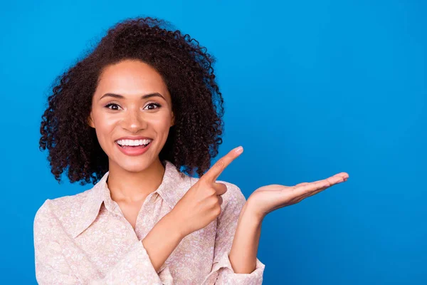 Porträtt Glada Positiva Dam Direkt Finger Hand Handflata Visar Tomt — Stockfoto