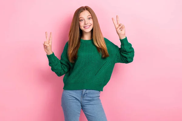 Zdjęcie Młodej Popularnej Blogerki Dziewczyna Pozowanie Pokazując Znak Pozytywny Uśmiechnięty — Zdjęcie stockowe