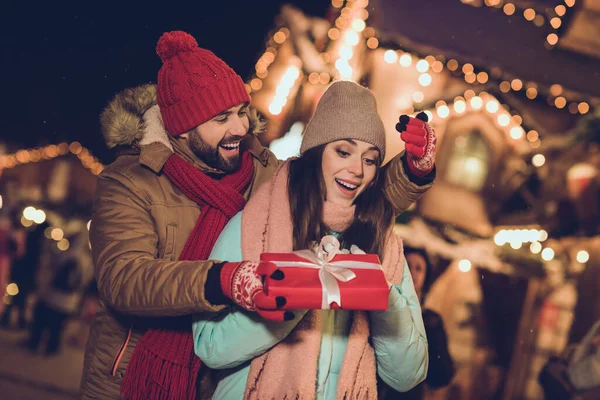 明るい衝撃の妻の夫の写真を与える歩くプレゼント箱笑顔外都市フェアストリート — ストック写真