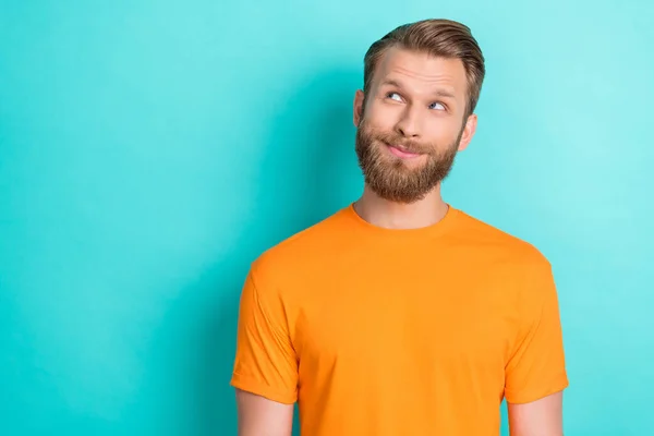 Portrét Veselý Pohledný Přemýšlivý Chlap Blond Vousy Nosit Oranžové Tričko — Stock fotografie