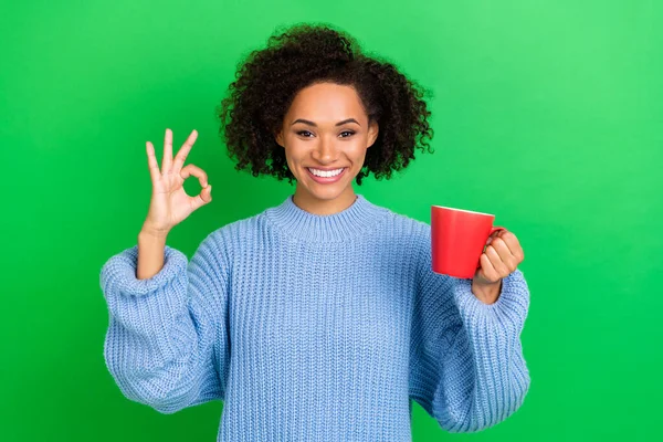 소녀가 곱슬머리를 사진은 음료의 승인을 배경에 고립된 유행하는 Knitwear Pullover — 스톡 사진