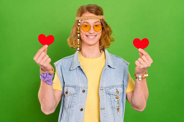 Retrato Pessoa Hippy Bonito Positivo Segurar Dois Pequeno Símbolo Coração — Fotografia de Stock