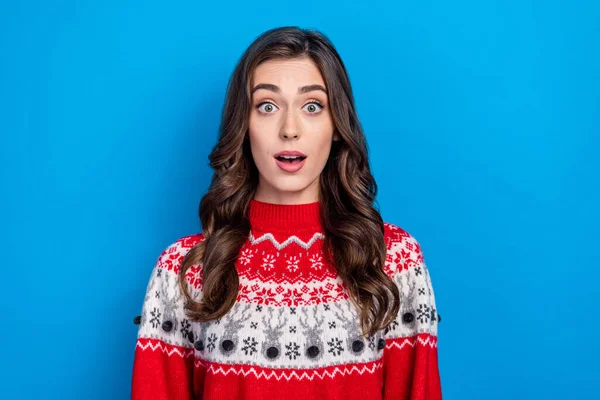 놀라는 여자가 스타일의 스웨터를 인상깊은 시즌의 가격에 배경에 고립된 — 스톡 사진