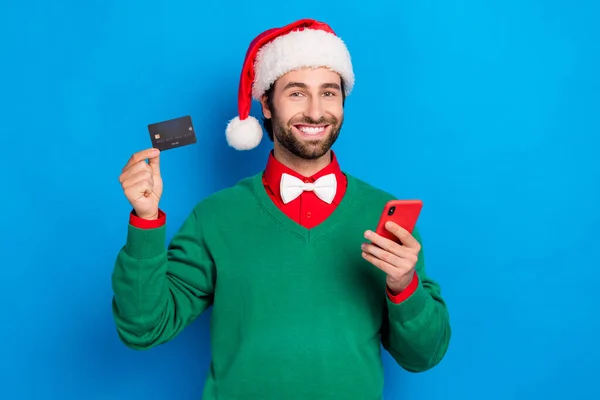 Πορτρέτο Του Χαρούμενου Όμορφος Άντρας Κατέχουν Πλαστικό Τηλέφωνο Χρεωστική Κάρτα — Φωτογραφία Αρχείου