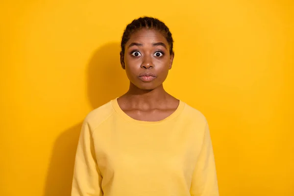 Çekici Komik Şaşkın Kızın Portresi Işıl Işıl Sarı Arka Planda — Stok fotoğraf
